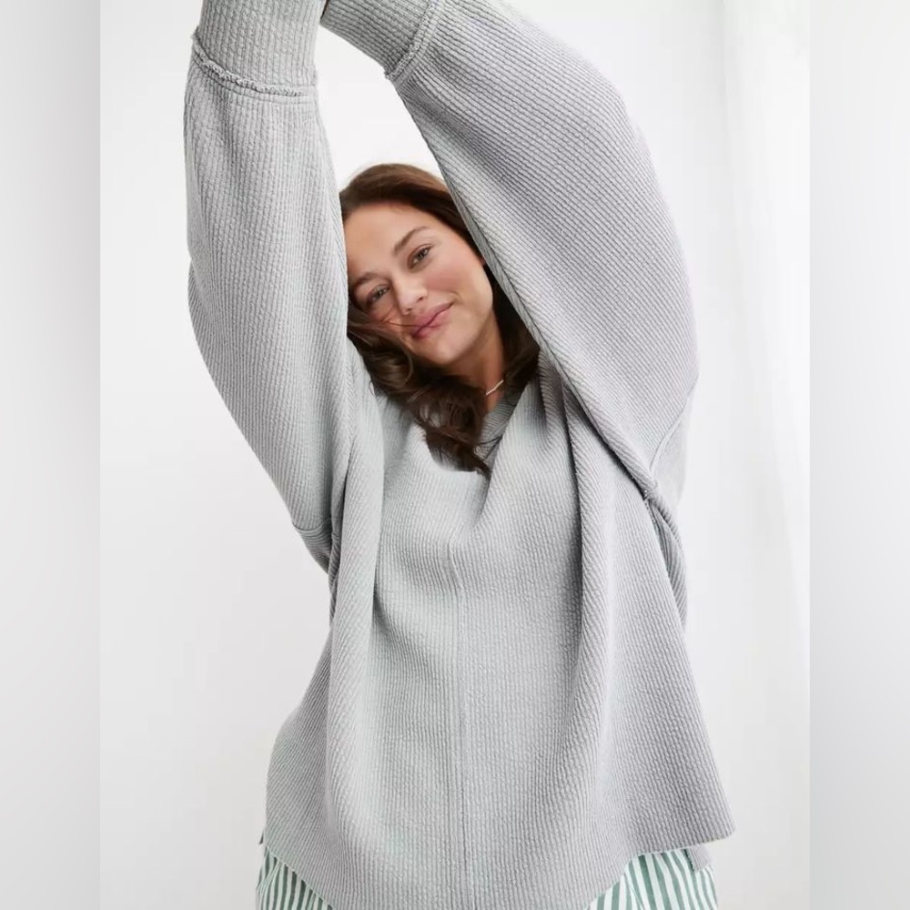 Aerie Wonder Textured V-Neck Sweatshirt light grey